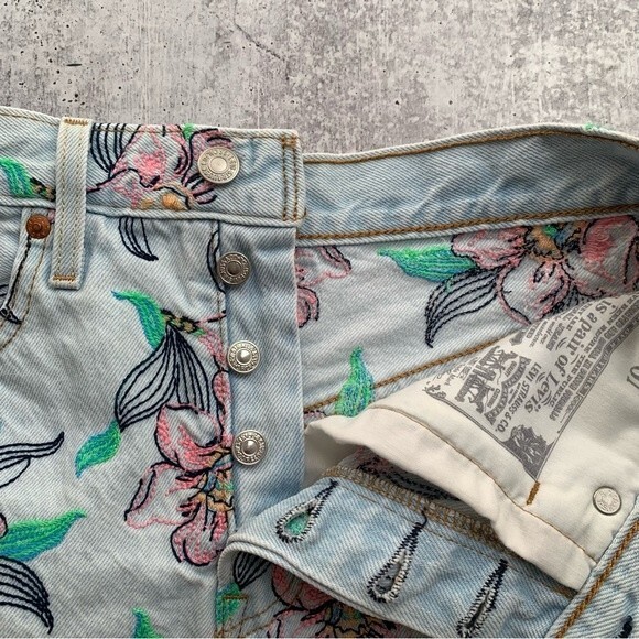 LEVI’S PREMIUM 501 High Rise Denim Hella Bloom Embroidered Floral Shorts Size 26 - Picture 4 of 11